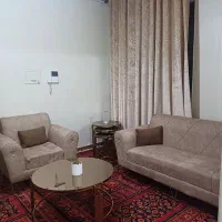 مبلمان ۵ نفره همراه با میز پذیرایی و ۳ تا عسلی