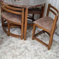 میز ناهار خوری کم جا ۴ نفره همراه با شیشه روی میز