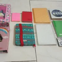 تعدادی دفتر چه و دفتر یادداشت
