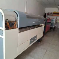 نیروی کار خانم اپراتور دستگاه برش لیزر