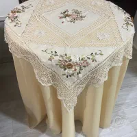 میز خاطره محکم با رومیزی