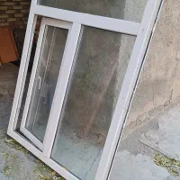 پنجره upvc و تعدادی کتیبه روی پرده