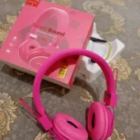 هدفون، کاپشن و کفش دخترانه