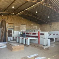 نیروی کار ساده در کارگاه خدمات برش و پی وی سی