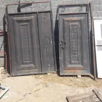 ۱ عدد. درب اهنی یا دروازه حیاط خانه با چارچوب