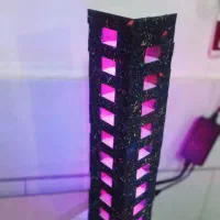 چراغ خواب و یک چراغ دکوری زیبا
