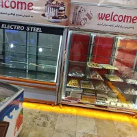 دو عدد یخچال قنادی و یک عدد فریزر ایستاده و فر10دی