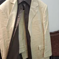 دو دست کت شلوار و پیراهن به طور کامل