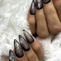 اجاره میز ناخن و مژه برا اموزش نیاز ب مدل داریم