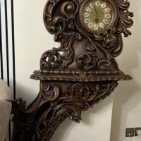 ساعت ایستاده کنار سالنی