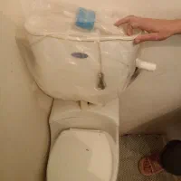 توالت فرنگی و روشویی و پایه زیرش