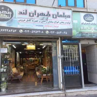 کارگر نمایشگاه مبل