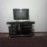 تلویزیون سامسونگ همراه با میز سالم تمیز