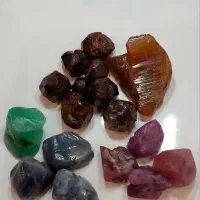 سنگ های نایاب. گارنت . زمرد .  یاقوت سرخ و کبود