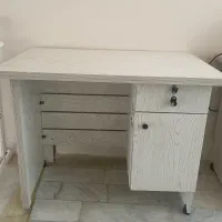 سه عدد میز تحریر و اداری