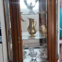 ویترین چوب کار شده با برنج سنگین  با وسایل داخلش
