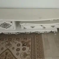 میزتلوزیون سفید فقط ی رنگی میخواد همه چیش سالمه