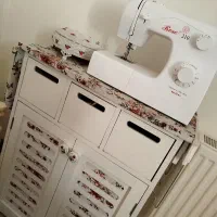 چرخ خیاطی و میز