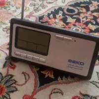 یک رادیو کوچک قدیمی سالم  ویک دیزی