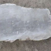 یک عدد سنگ ژیپس سفید شفاف