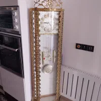 ساعت و میز تلویزیون