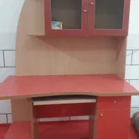 میزی کامپیوتر و کتابخانه