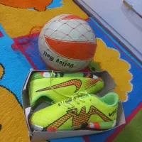 کتونی سالنی و توپ والیبال