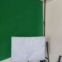 پرده سبز مخمل  با پایه   تولید محتوا