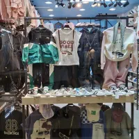 فروشنده خانم جهت پوشاک بچه نیازمندیم