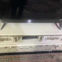 میز تلویزیون و ساعت