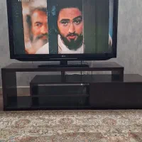 تلویزیون بهمراه میز