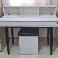 میزتحریر و نیمکت مخصوصش