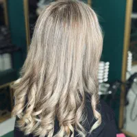 نیازمند مدل رنگ مو فقط هزینه مواد|خدمات آرایشگری و زیبایی|ساری, |دیوار