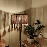 آباژور کنار سالنی و رومیزی پایه چوبی