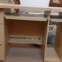 میز تحریر و کامپیوتر