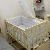 تخت کنار مادر