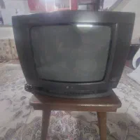 تلویزیون ۱۴ اینچ سالم با کنترل سالم و روشن