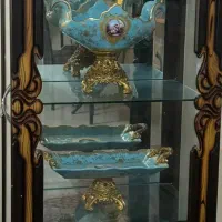 بوفه‌ای بسیار زیبا به همراه ظرف ها