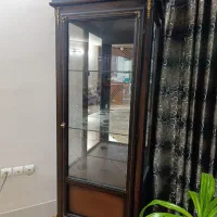 یک جفت ویترین چوبی