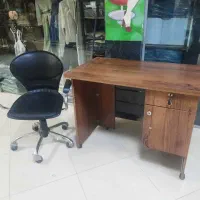 میز ساده و صندلی چرخدار