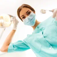 استخدام یک خانم دستیارپذیرش مطب