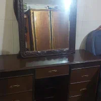 میز آرایشی با آینه سالم و تمیز