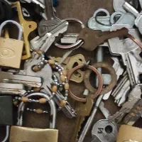 تعدادی کلید ، قفل و مغزی
