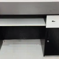 میز تحریر و کامپیوتر