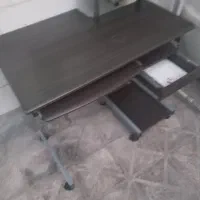 میز  تحریز  میز کامپیوتر هم هست  تمیز و سالم