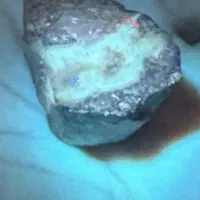 زمرد طبیعی درشت با رنگ سبز مایل به ابی