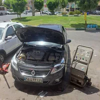 شارژ گاز کولر خودرو با دستگاه تعمیر کمپرسور