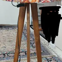 آباژور ایستاده