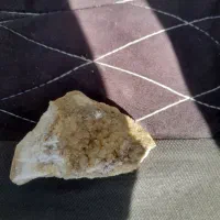 سنگ با رگه های آمیتیست