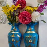 گلدون همراه با گل
